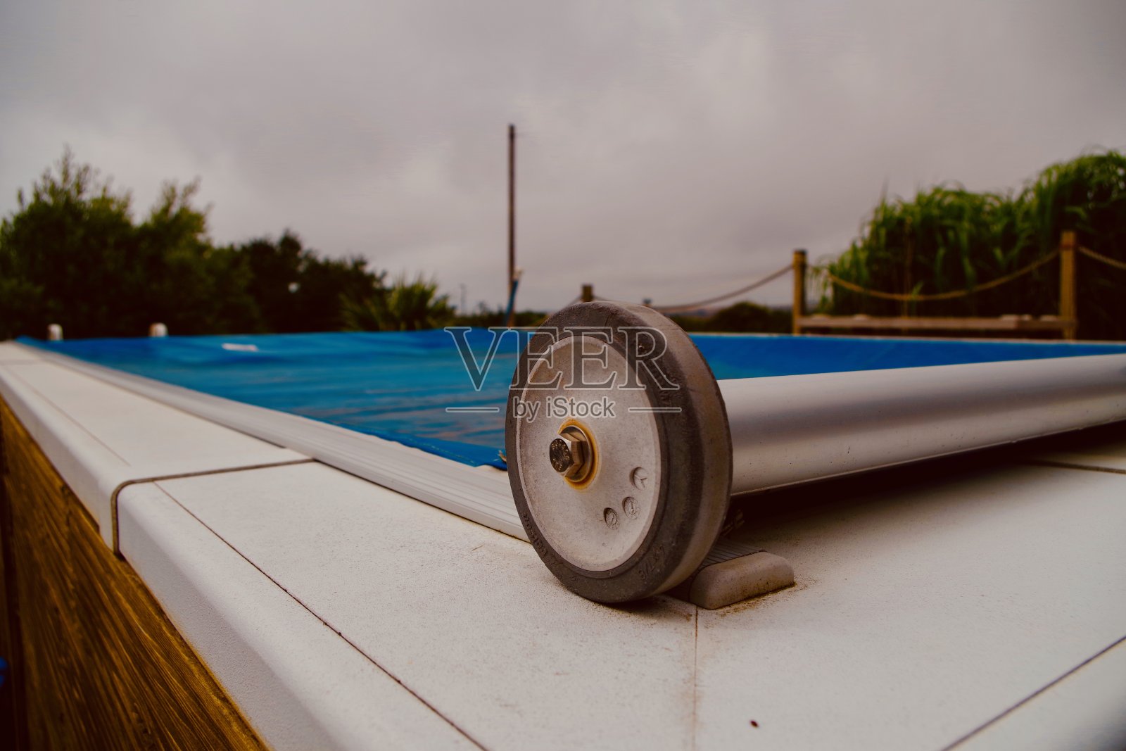 被掩盖的游泳池近照片摄影图片