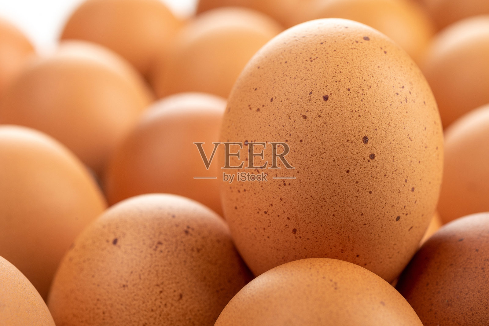 新鲜的鸡蛋放在面板上照片摄影图片