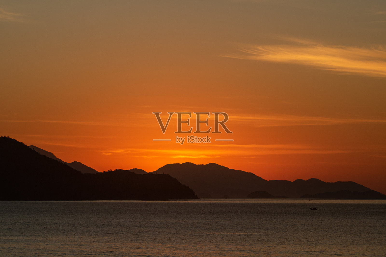 太阳陛下在海滩上照片摄影图片