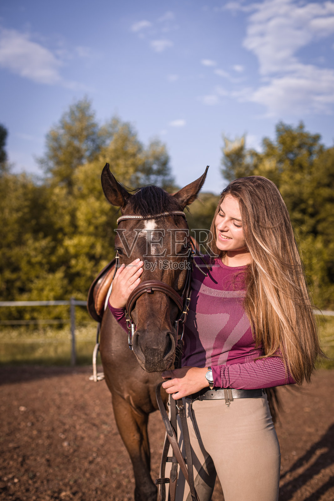 年轻女孩和她的马照片摄影图片