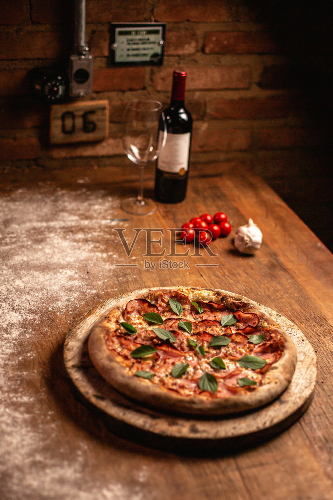 美味的披萨放在木桌上照片摄影图片