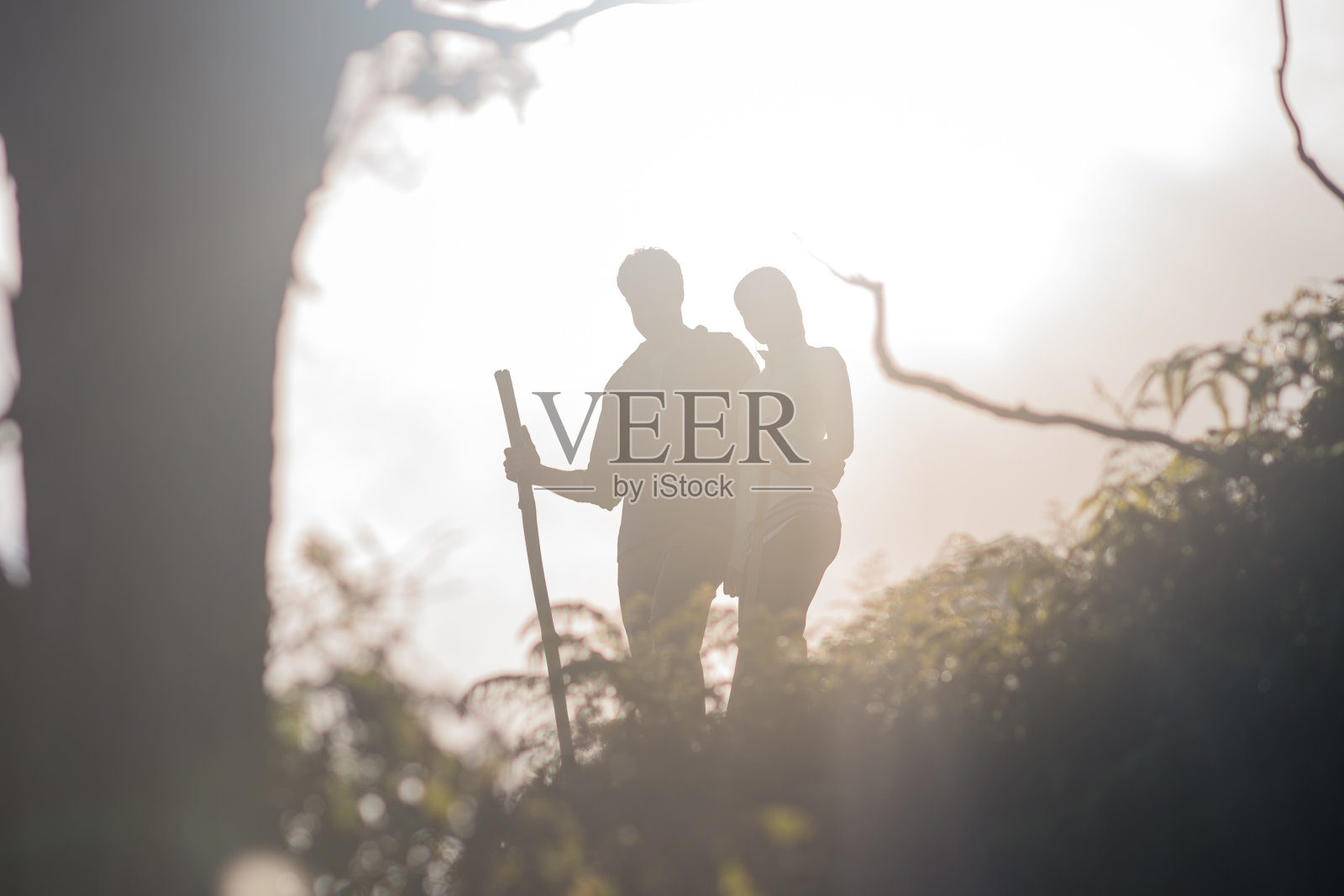 朋友们一起登山,欣赏壮丽的风景照片摄影图片