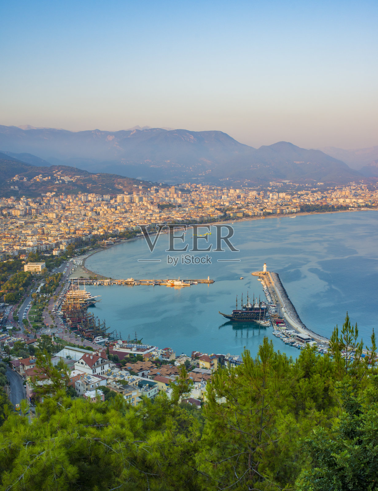 在落日余晖的照耀下,阿拉尼亚的全景照片摄影图片