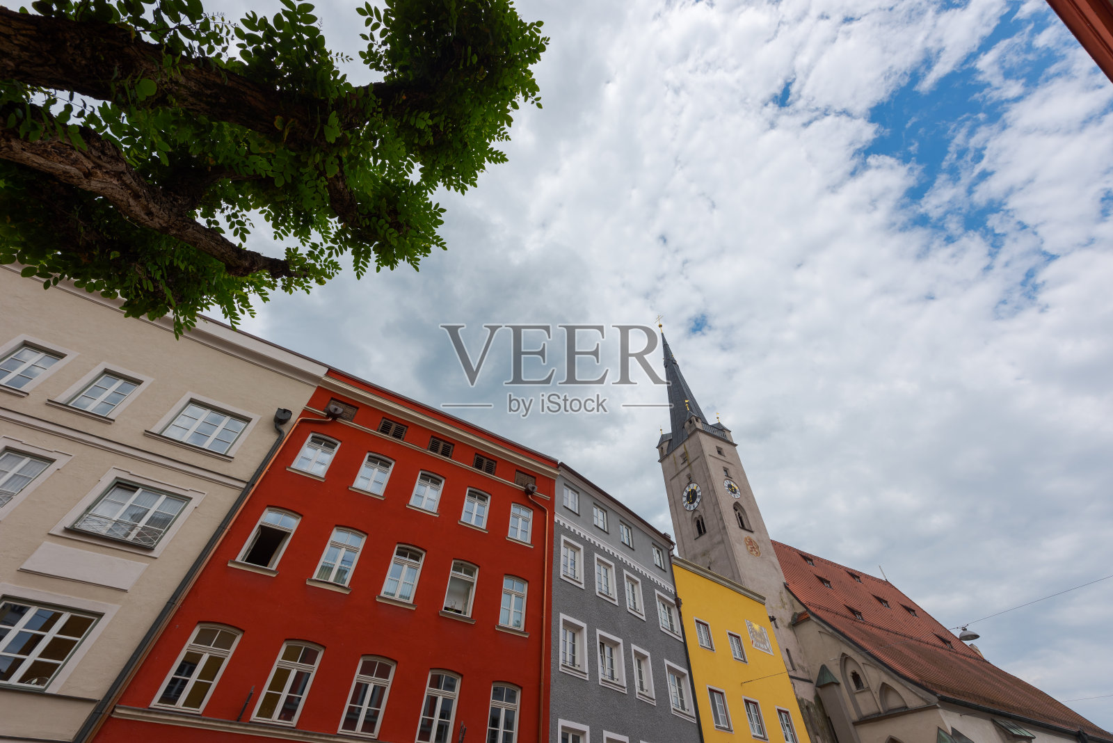 房屋正面在瓦瑟堡的玛丽恩广场与市场教堂照片摄影图片