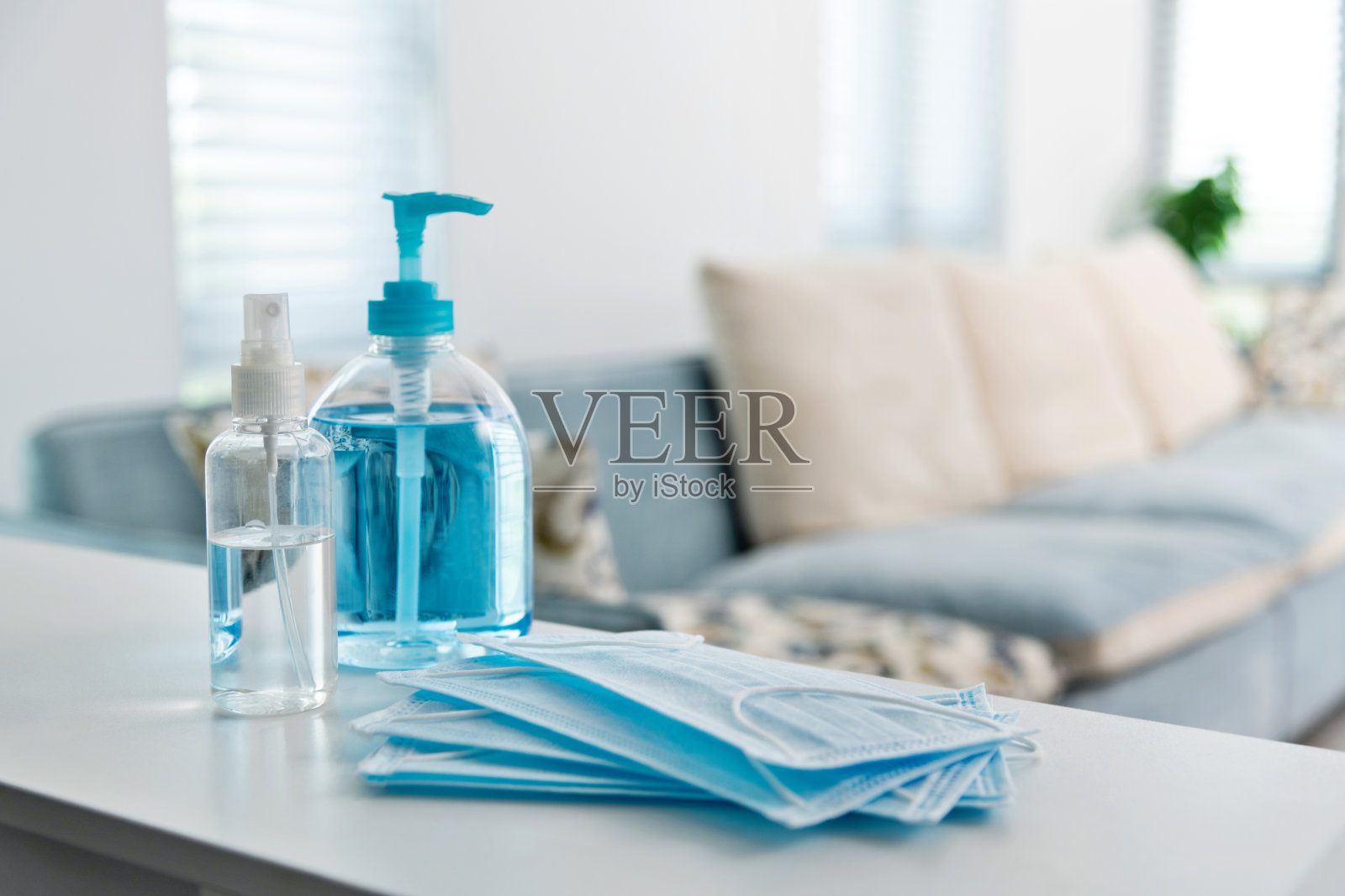桌上放洗手液和防护口罩照片摄影图片