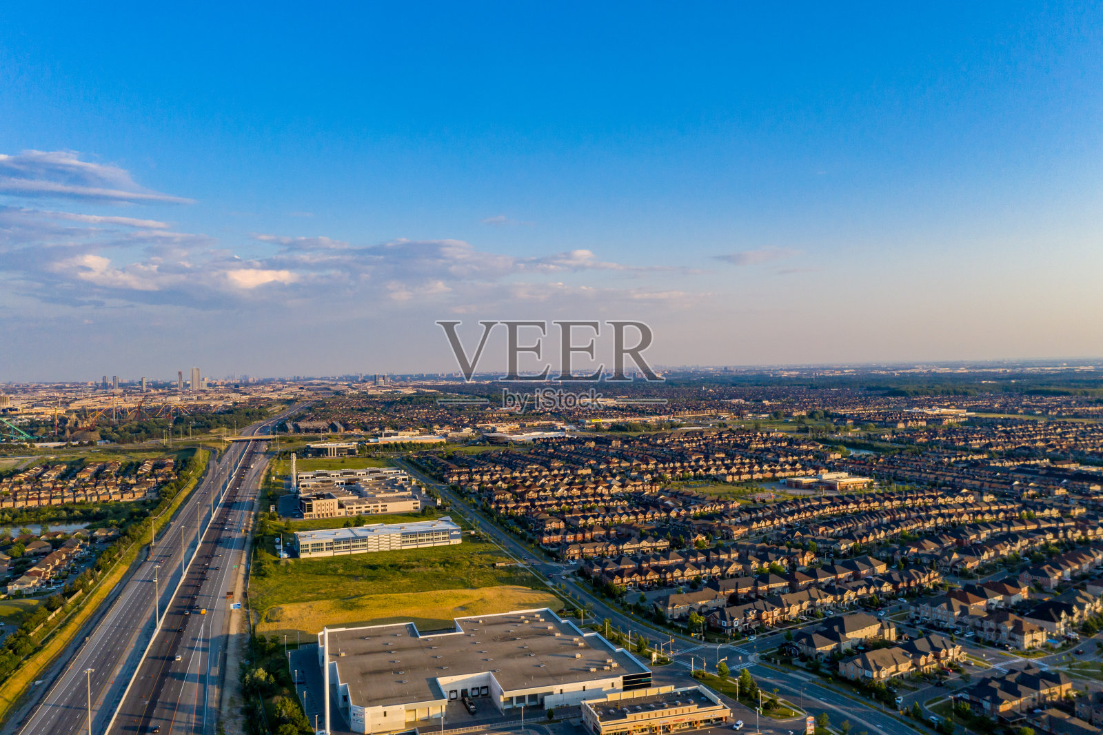 鸟瞰图Purpleville, Kleinburg在特斯顿路和400高速公路,独立和复式住宅在伍德布里奇沃恩,安大略省,加拿大照片摄影图片