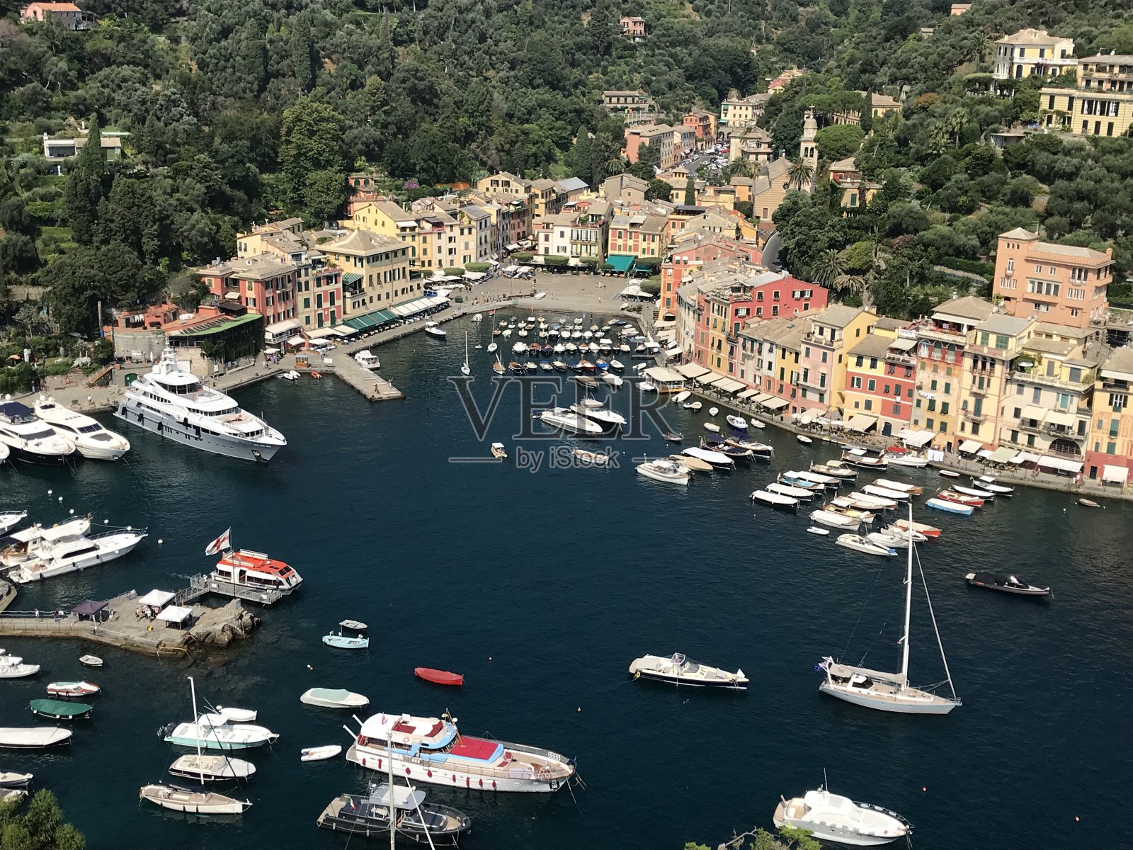 豪华游艇停泊在泻湖上照片摄影图片