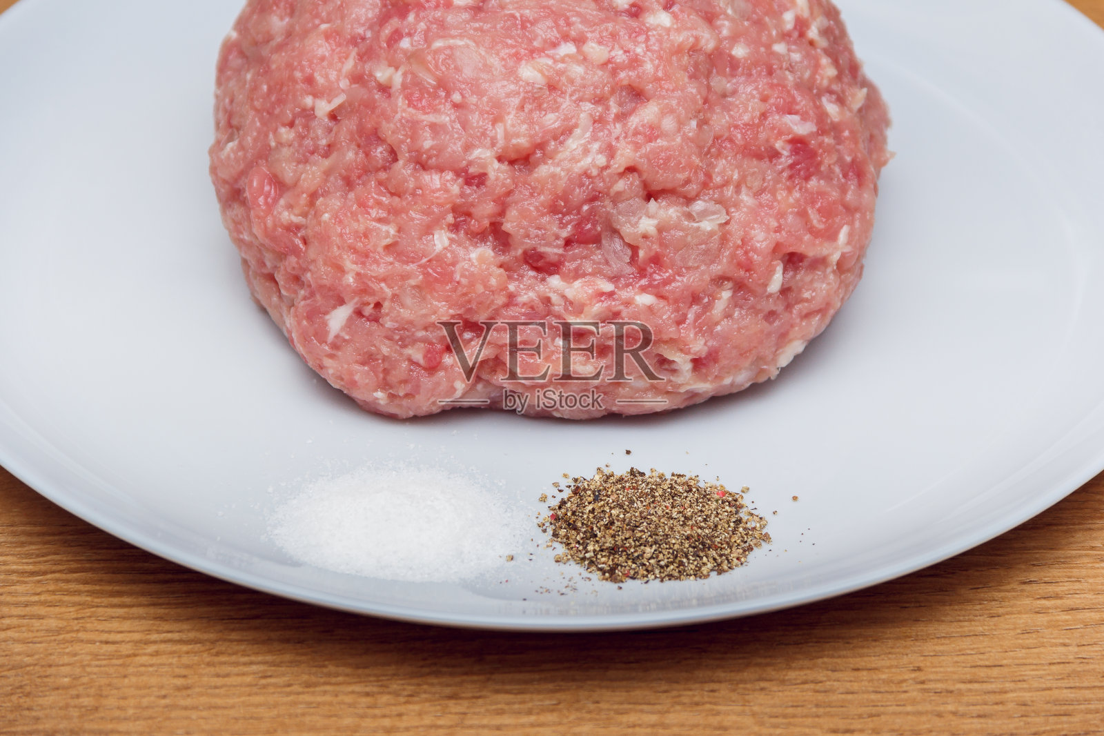 碎猪肉装盘配规格。自制肉半成品。切碎的猪肉。用于冷藏的半成品照片摄影图片