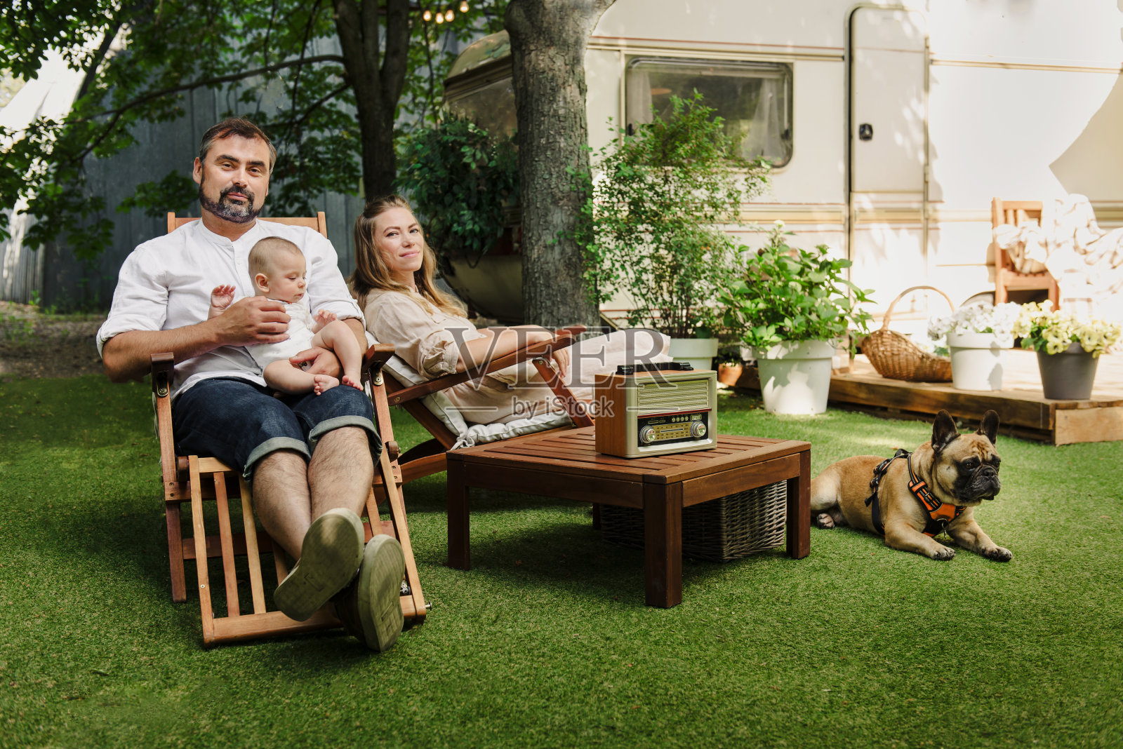 家庭与婴儿和狗靠近露营,旅行和自由时间在一起照片摄影图片