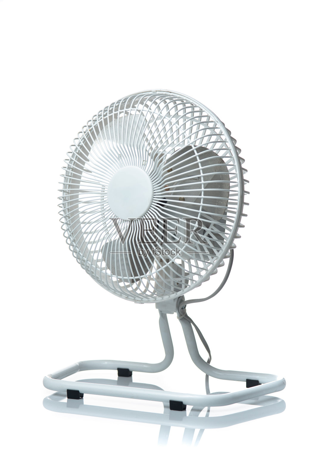 白色桌面电扇孤立在黑色背景上照片摄影图片