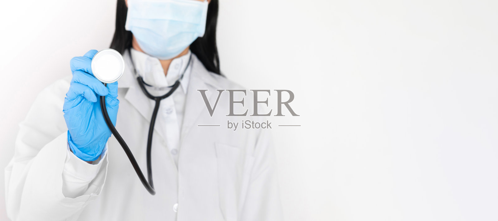 女医生手持听诊器检查白色背景与拷贝空间,Covid - 19应对概念照片摄影图片
