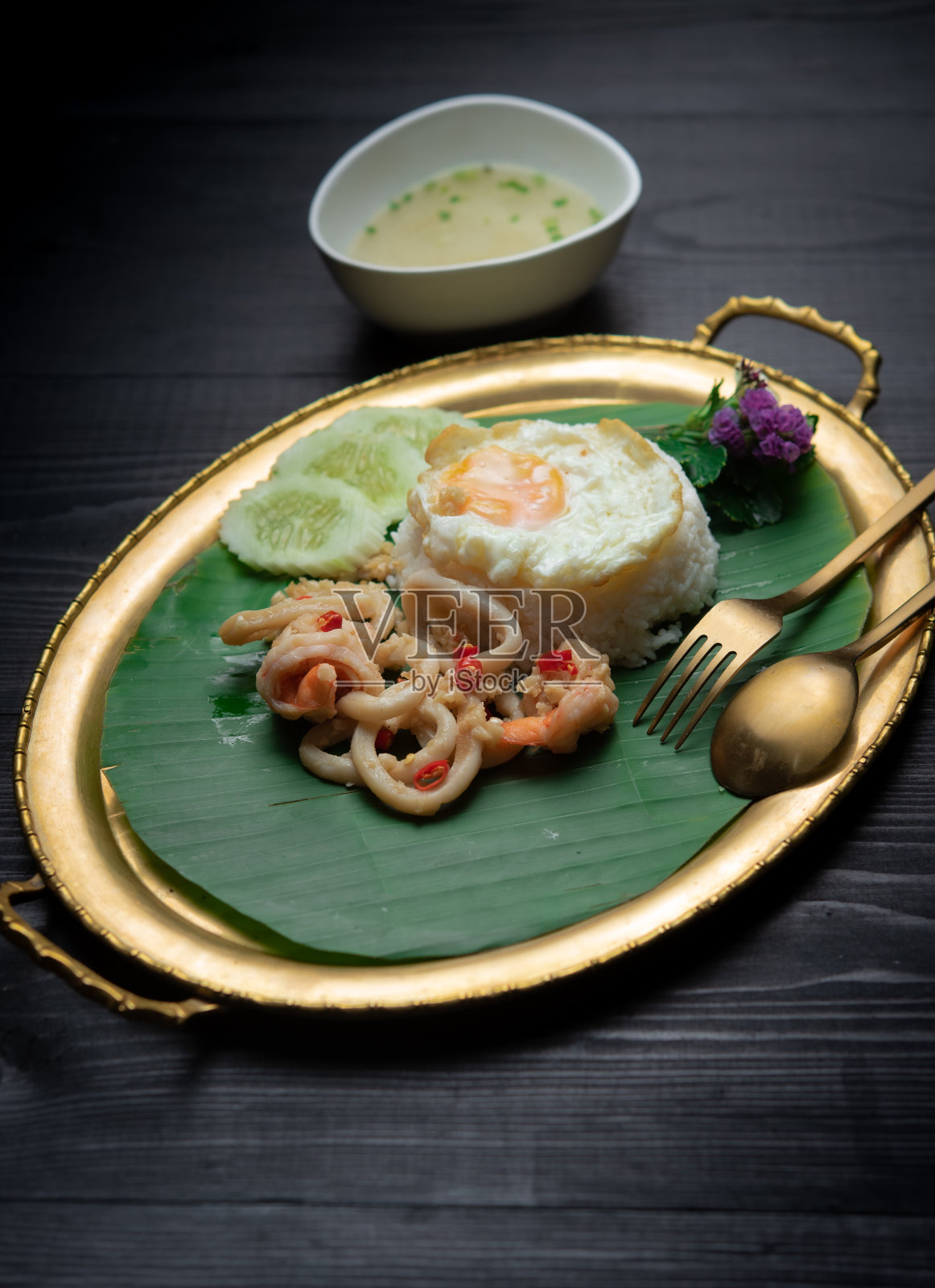 虾仁、鱿鱼配圣罗勒炒饭及鸡蛋照片摄影图片