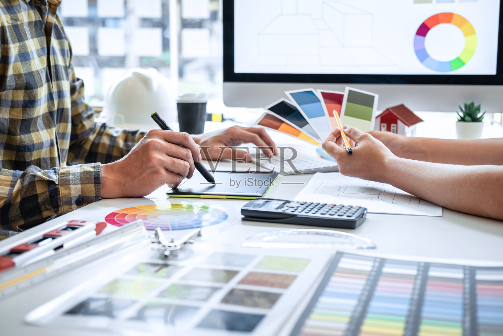 年轻的室内平面设计师工作室项目的团队设计,在现代办公室工作的平面和色块素描,创意灵感和想象照片摄影图片