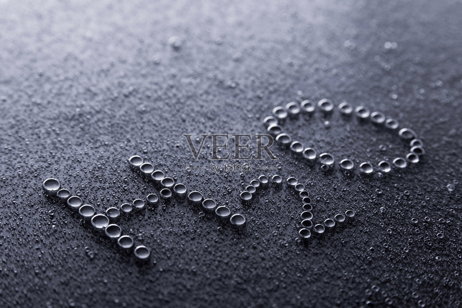 水滴在表面形成水照片摄影图片