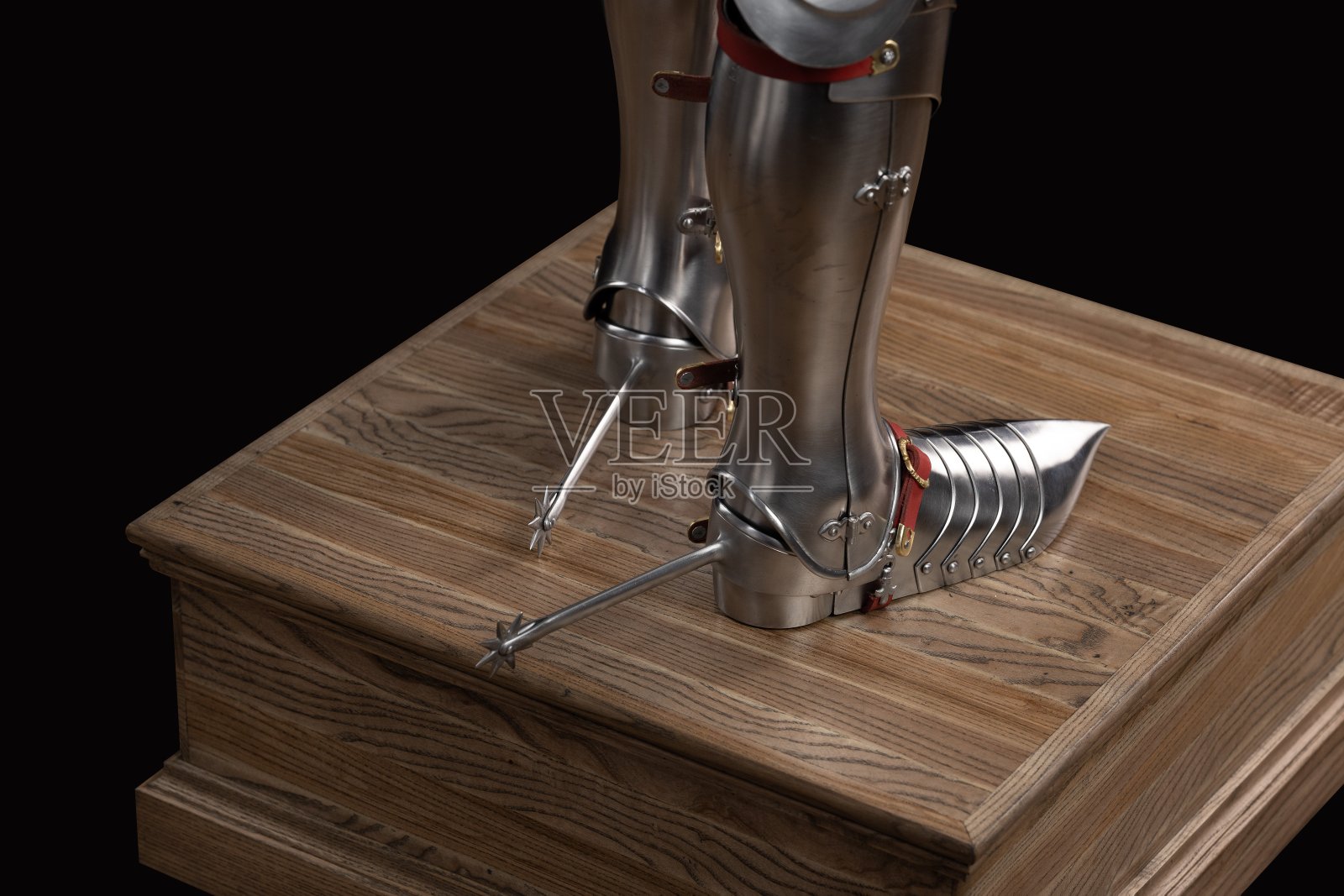 中世纪骑士盔甲,全套和细节,由一个成熟的成年人制作。仿米兰装甲Beauchamp。照片摄影图片