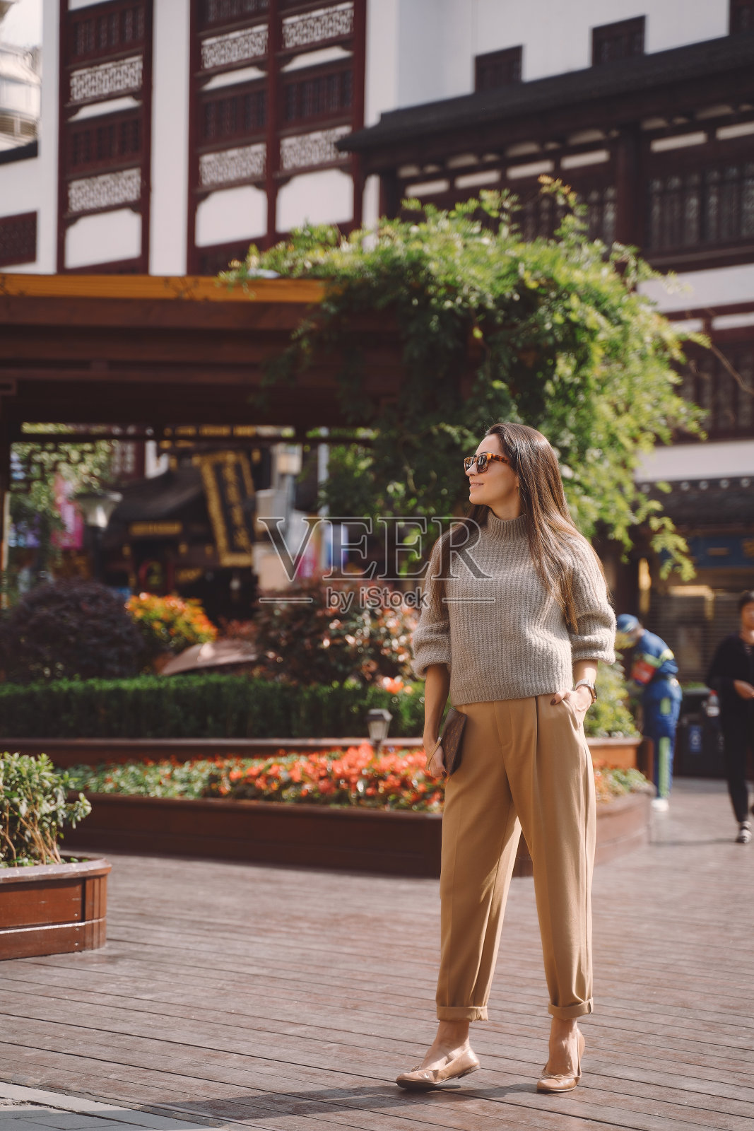 中国上海的一个广场上,一个深褐色头发的女孩在探索照片摄影图片