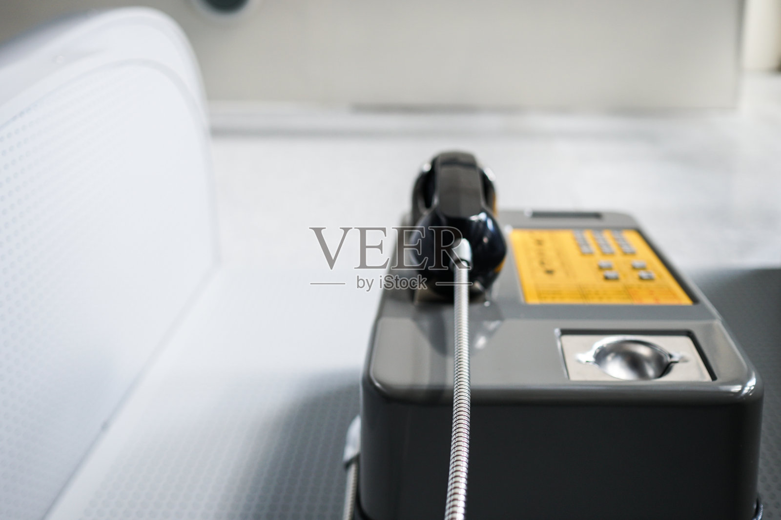 近距离观看现代建筑中的公用电话。查找。照片摄影图片