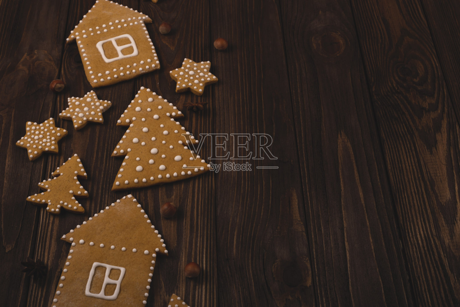 木桌上放着不同形状的姜饼。新的一年照片摄影图片