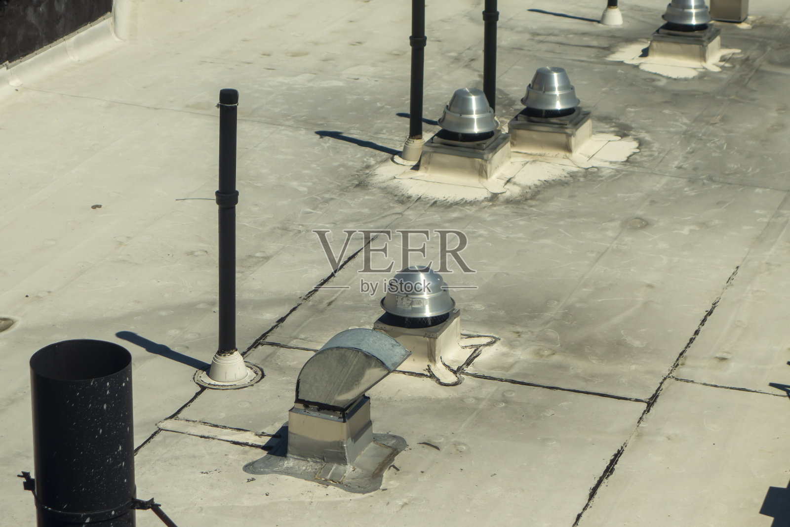 纽约市的屋顶,银色的HVAC鸭和通风口照片摄影图片