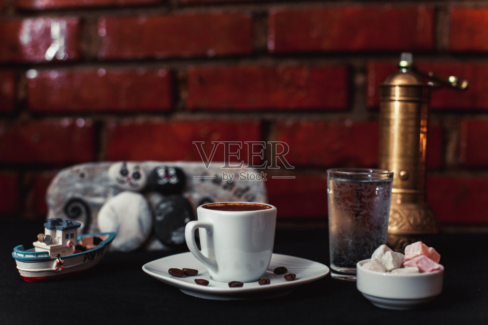 土耳其咖啡,拿铁咖啡,摩卡,橙汁,石榴汁,水和一些装饰配件照片摄影图片