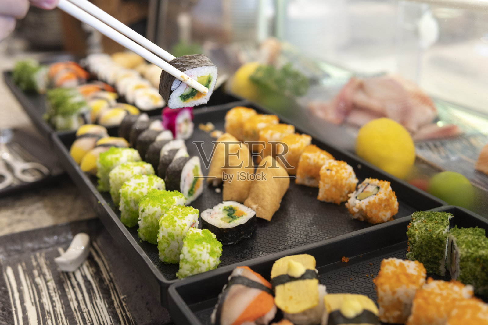 自助餐的托盘上有各式各样的寿司照片摄影图片