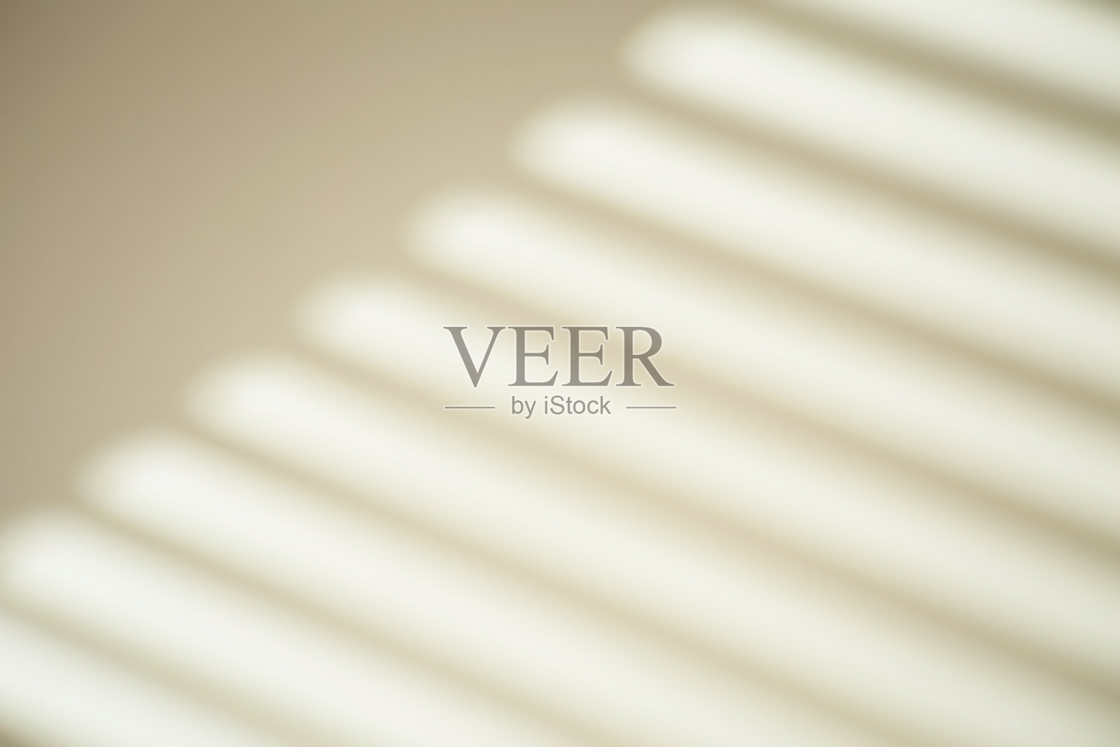 在阳光明媚的天气里,透过窗户投射在白色墙壁上的阴影。阴影叠加效果的照片。照片摄影图片