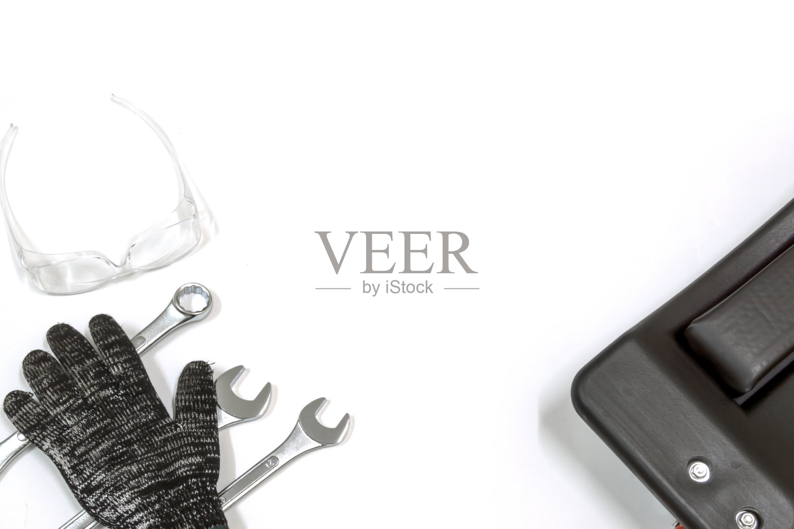 侧圈扳手和汽车维修板上白色背景,汽车维修。照片摄影图片