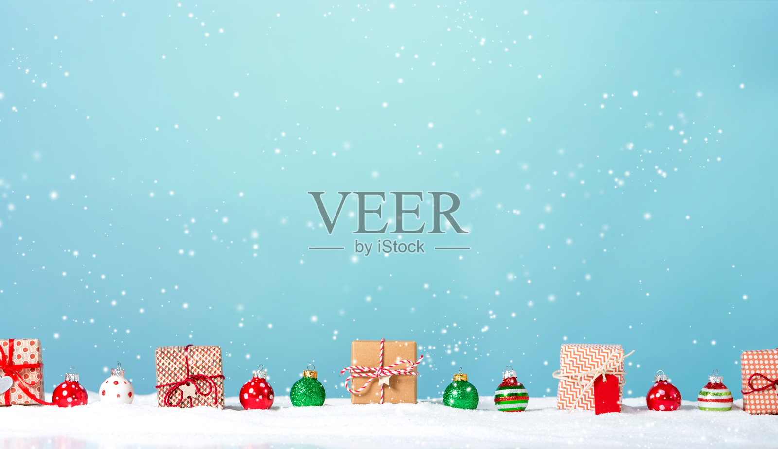 圣诞礼品盒在白雪覆盖的风景照片摄影图片