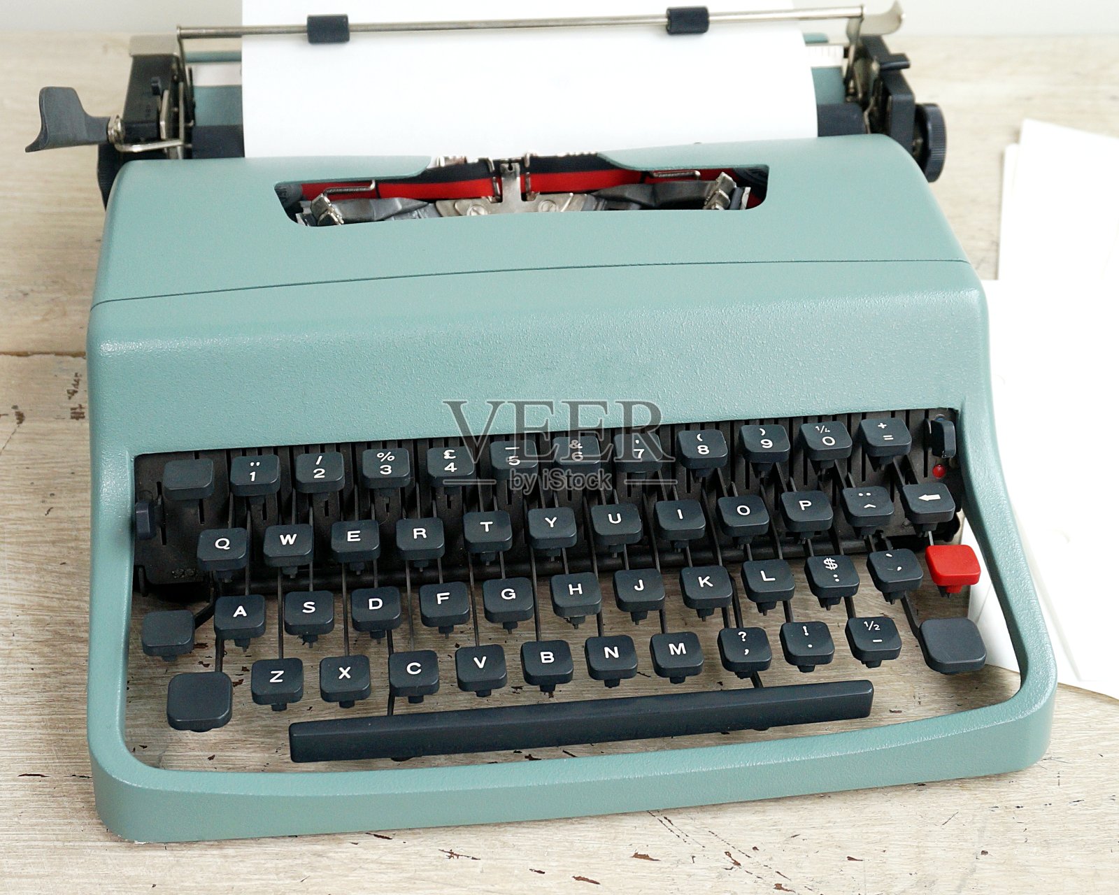 标志性的白纸打字机照片摄影图片