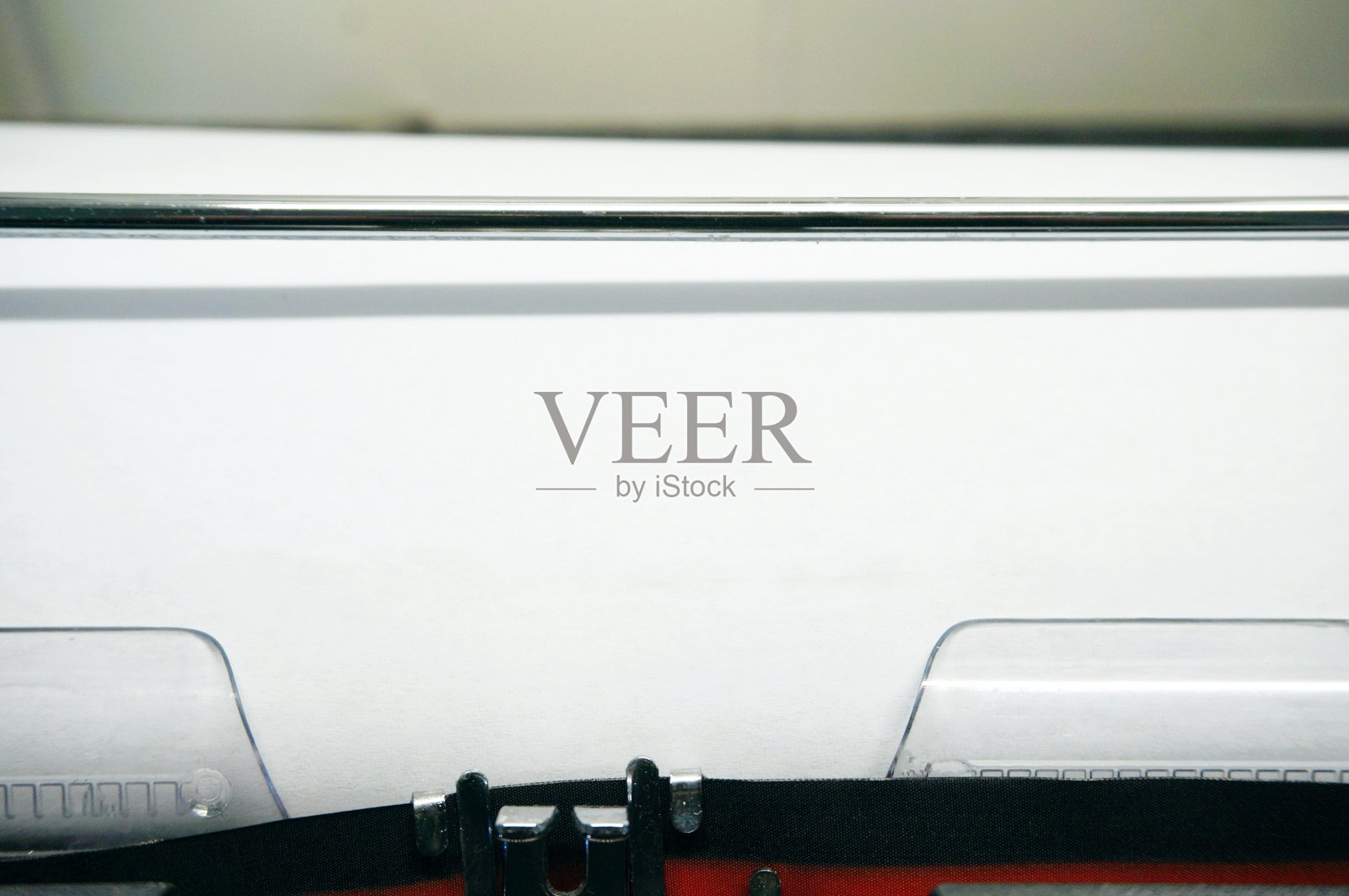 老式打字机与空白页照片摄影图片