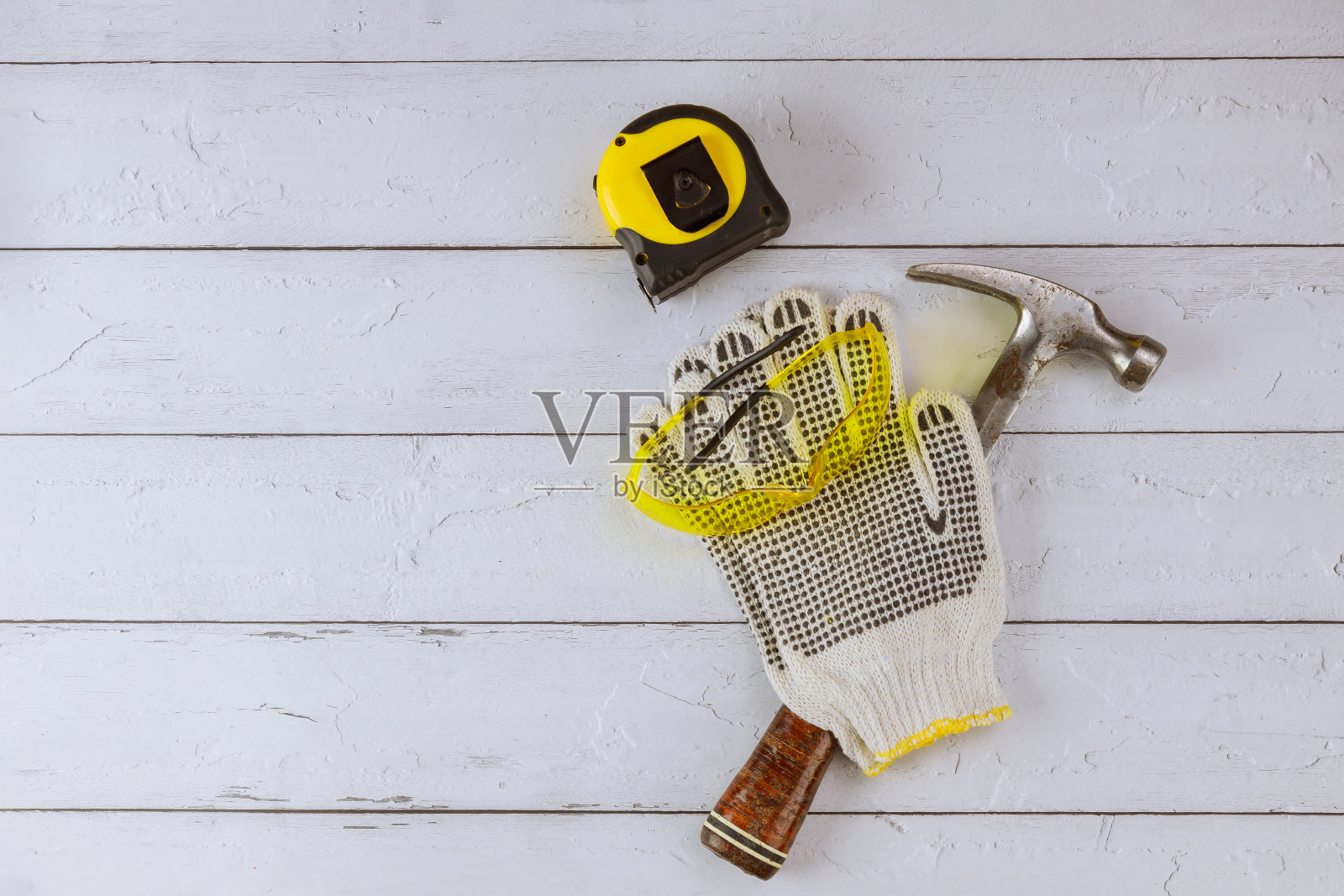 木工承包商使用安全工作手套、锤子和卷尺安全眼镜照片摄影图片