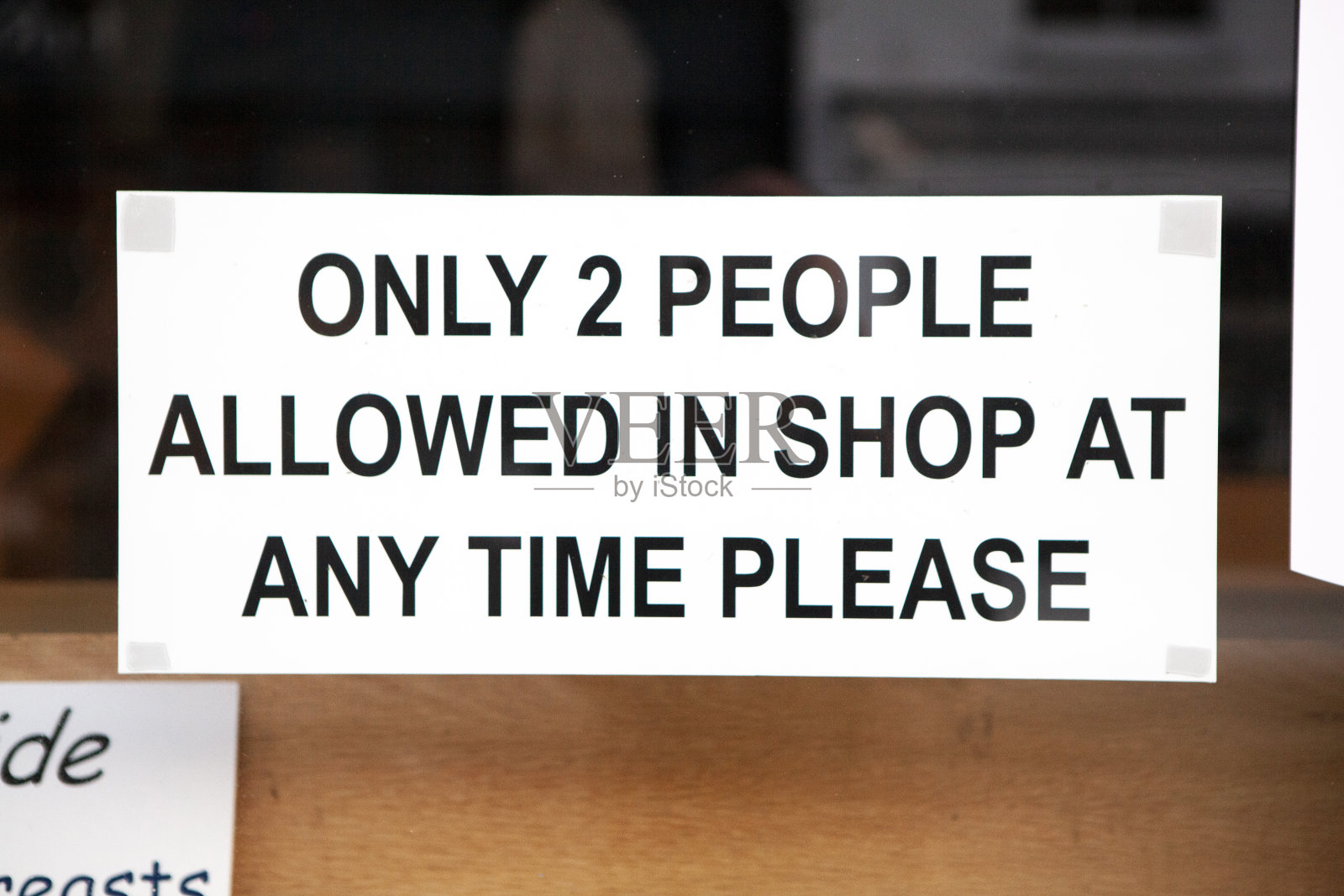 商店门口的冠状病毒通知照片摄影图片