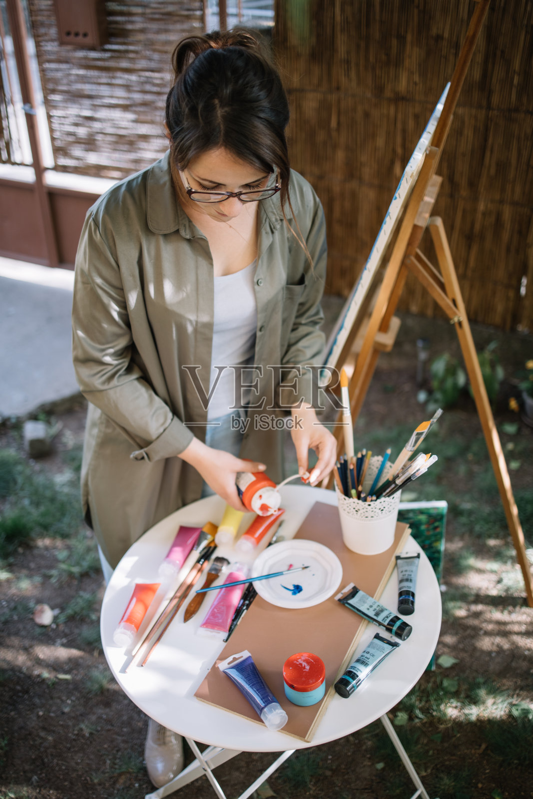 女艺术家在户外工作室的高角度视角照片摄影图片