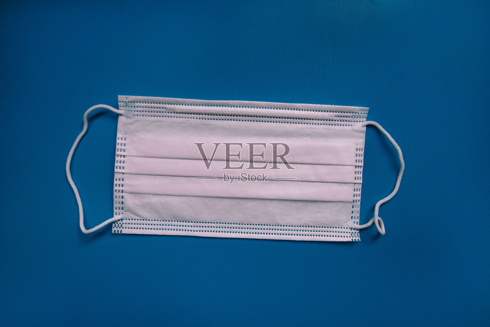 医用防护白口罩活性炭一次性纤维面膜。防护口罩,防止病毒、流感和冠状病毒(COVID-19)、细菌和细菌。保健和外科概念。照片摄影图片