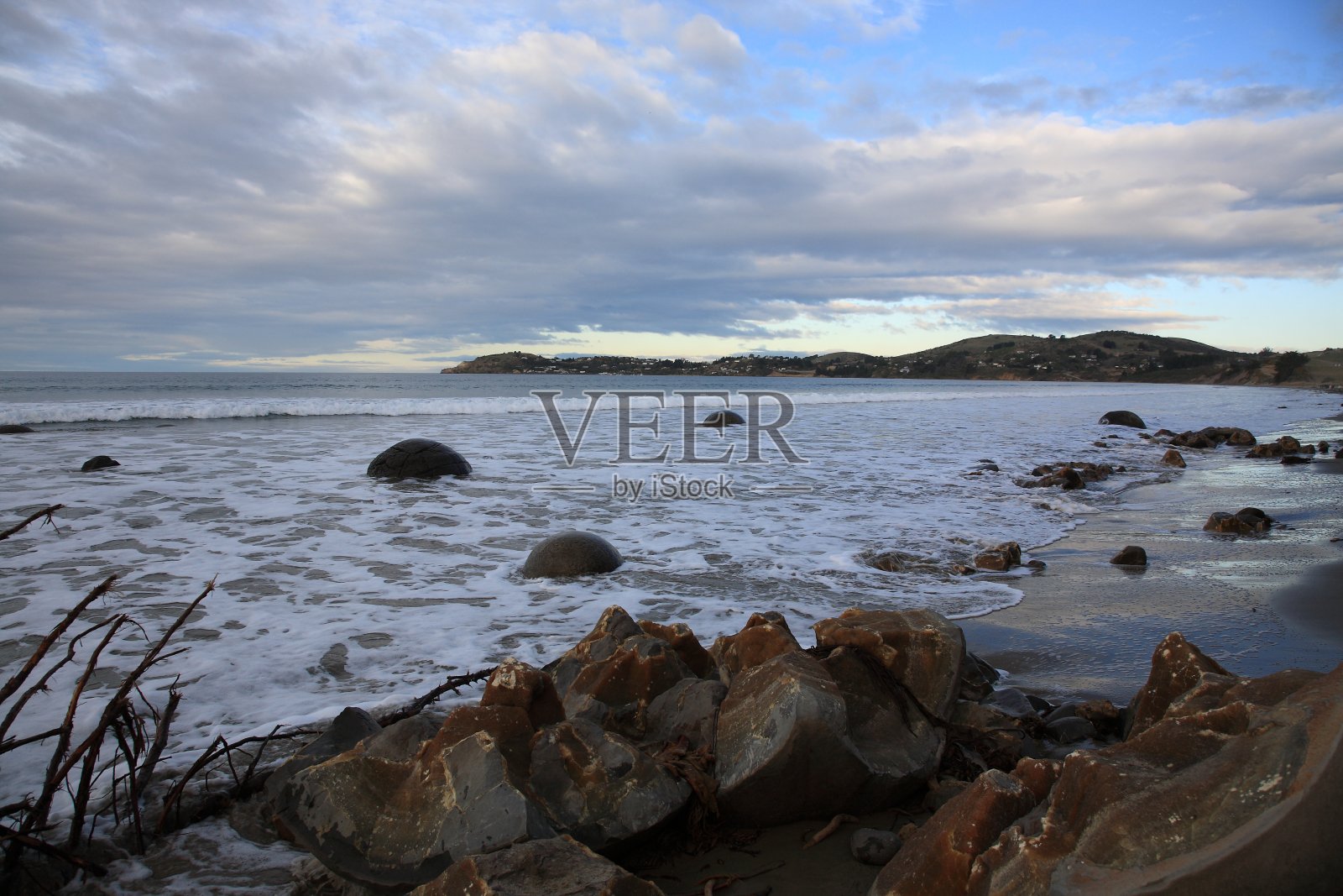 冬季莫拉基巨石在日落时在新西兰南岛的Koekohe海滩照片摄影图片