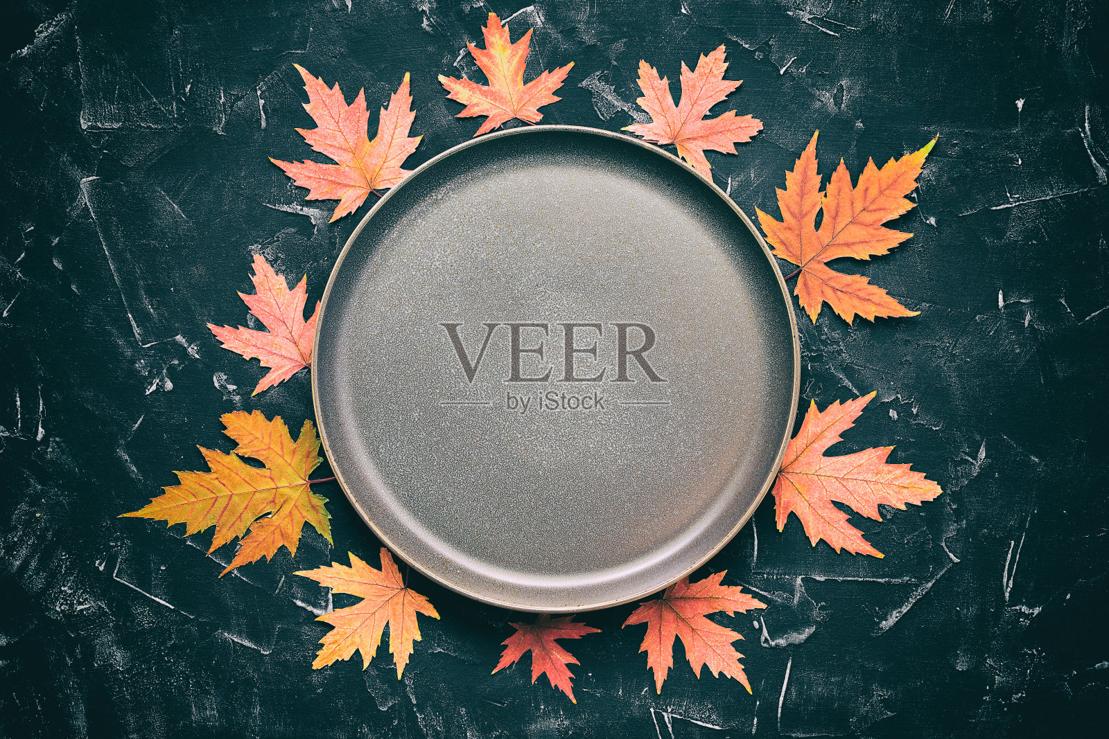 秋季现代简约构图。空板和框架制成的红色干枫叶在黑色的石头背景,色调。俯视图,平放,复制空间。感恩节。照片摄影图片