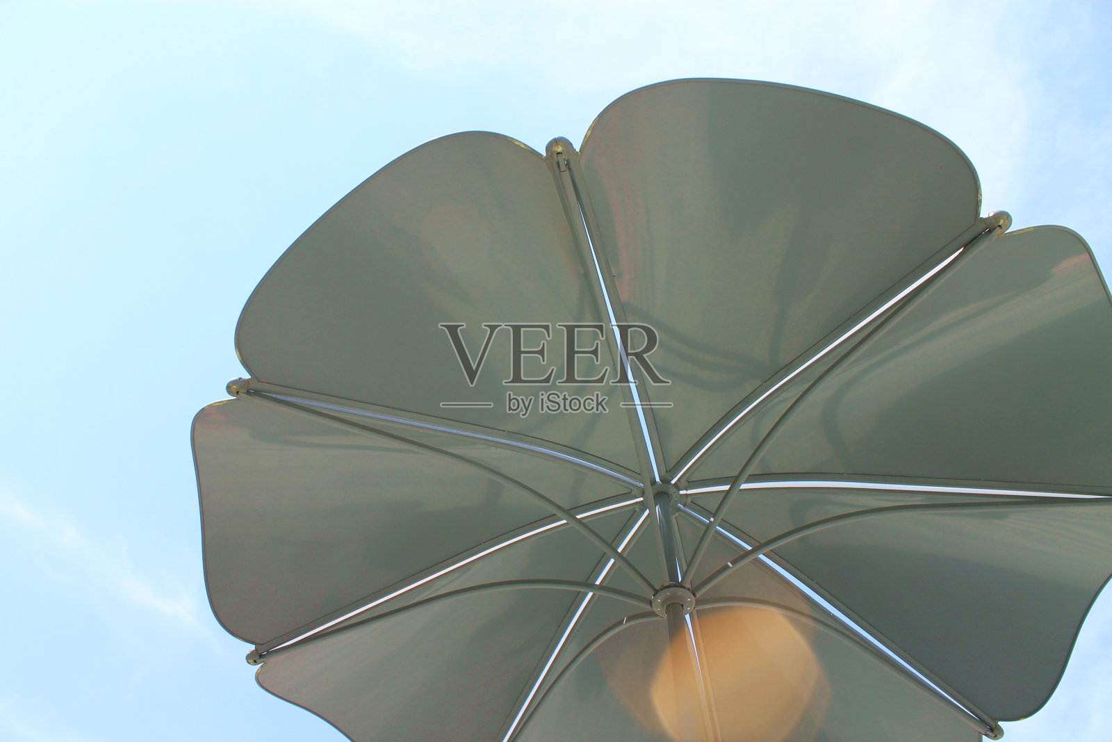 下面有一把金属伞照片摄影图片