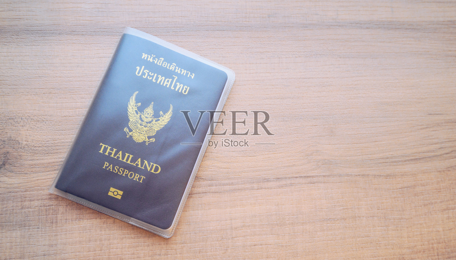 高角度的泰国护照在木桌与空copyspace。照片摄影图片