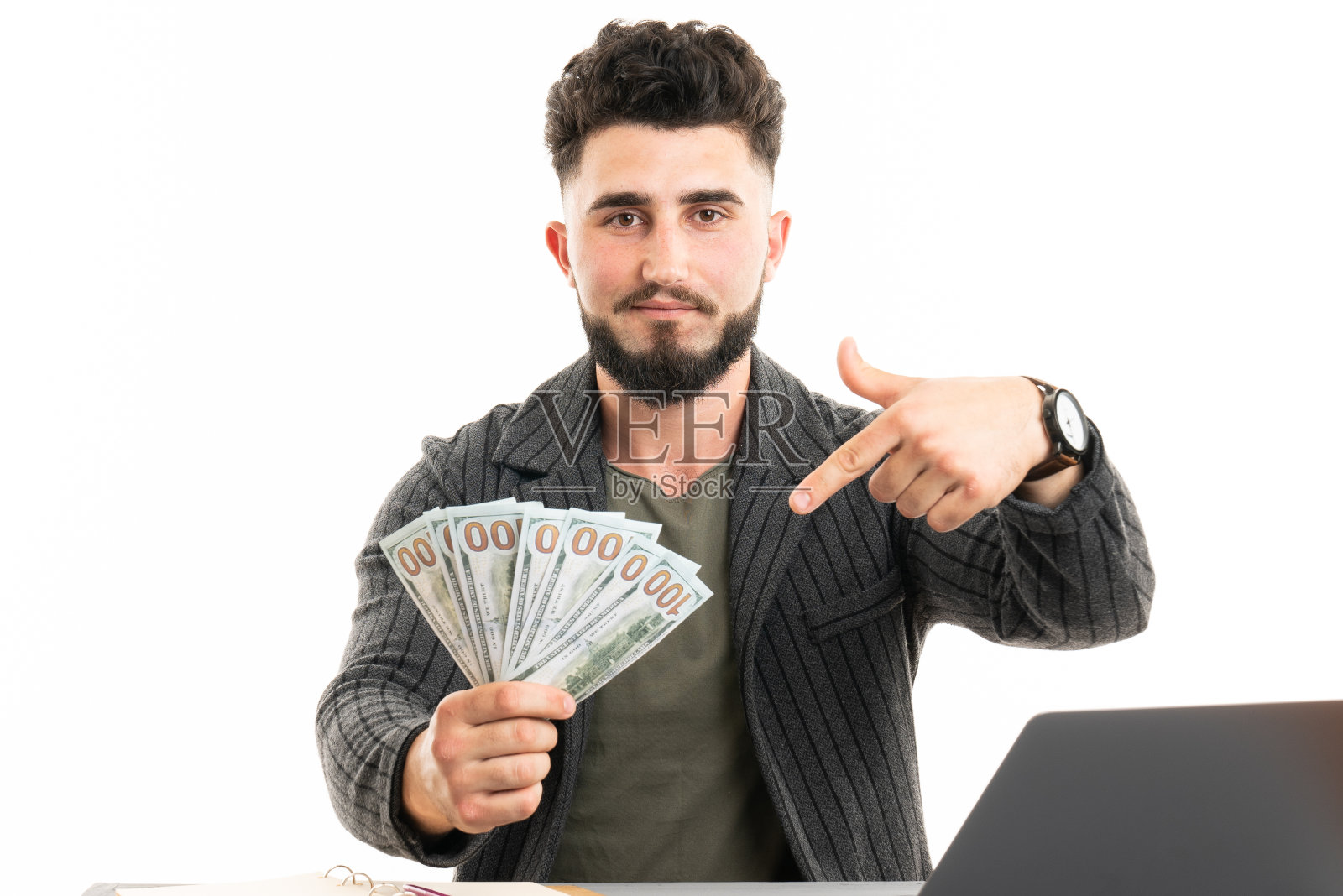 老男人拿着美元钱很高兴的用手和手指指着旁边照片摄影图片