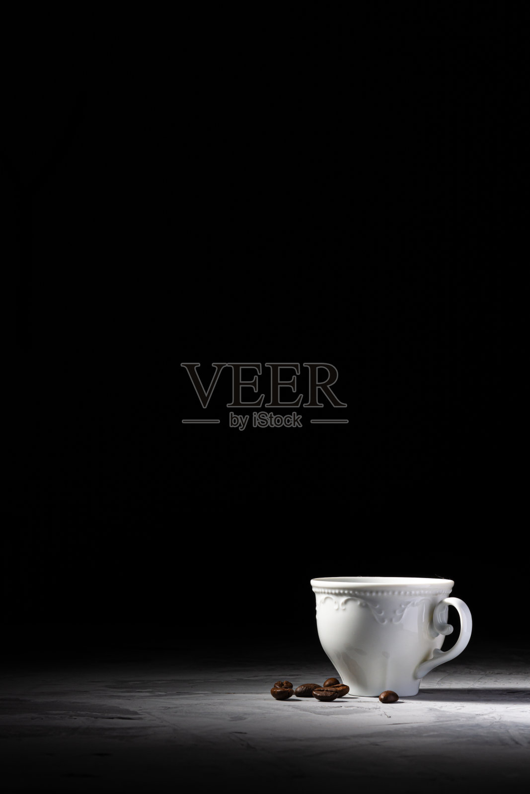 水泥桌上的瓷咖啡杯照片摄影图片