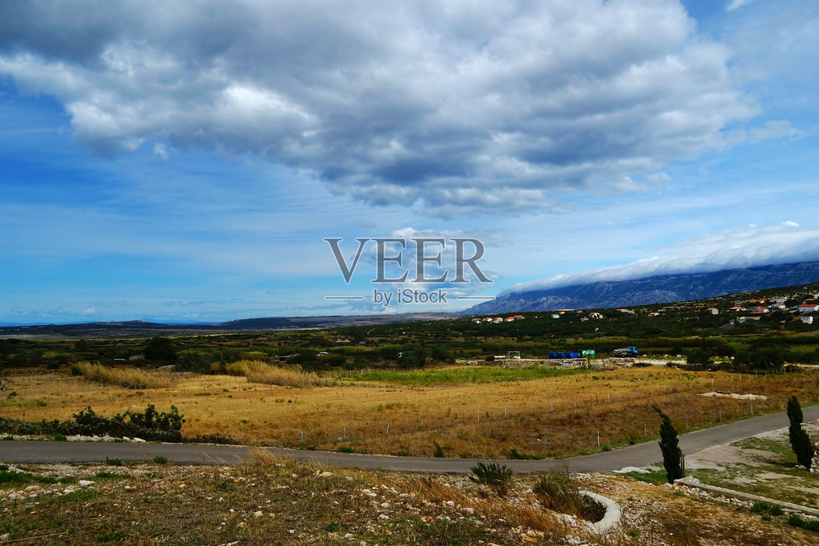 克罗地亚帕格岛科兰市前的乡村景观照片摄影图片