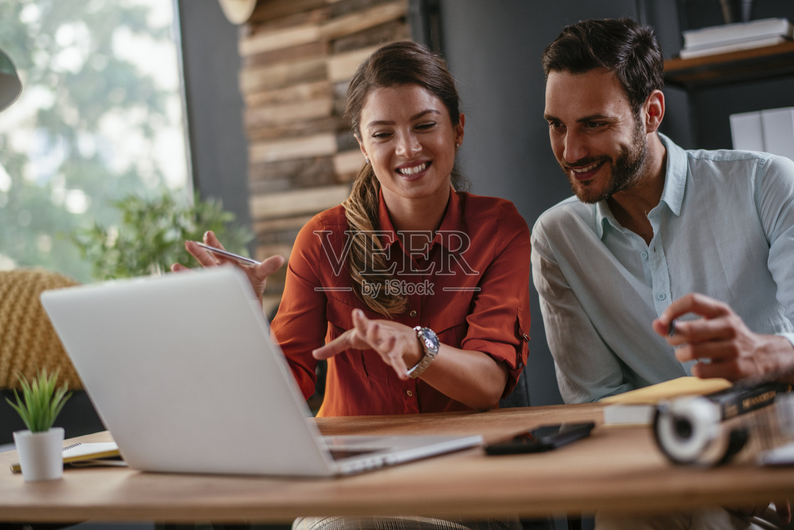 同事在办公室。女商人和商人在办公室讨论工作。两个朋友在一起工作。“t照片摄影图片