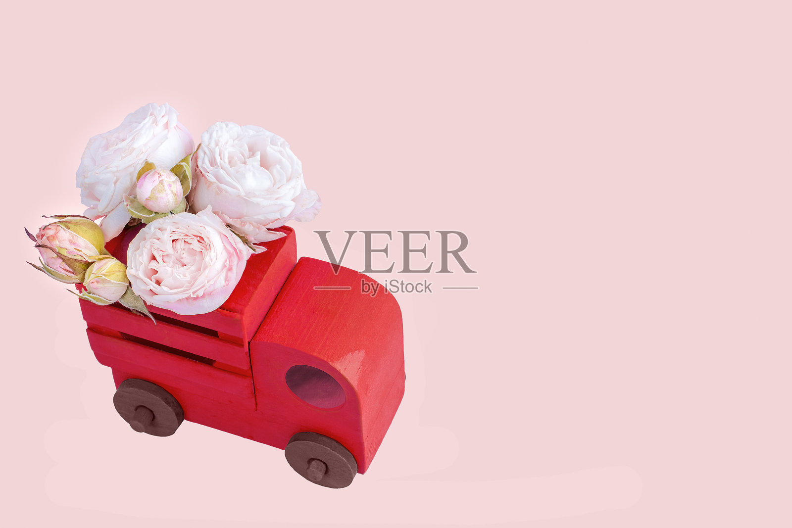 载着鲜花的红色木制汽车照片摄影图片