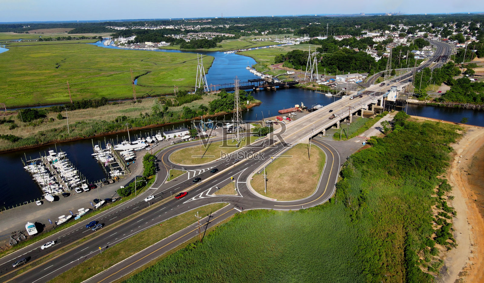 全景高角度无人机的美丽码头在海滩上的船只码头照片摄影图片