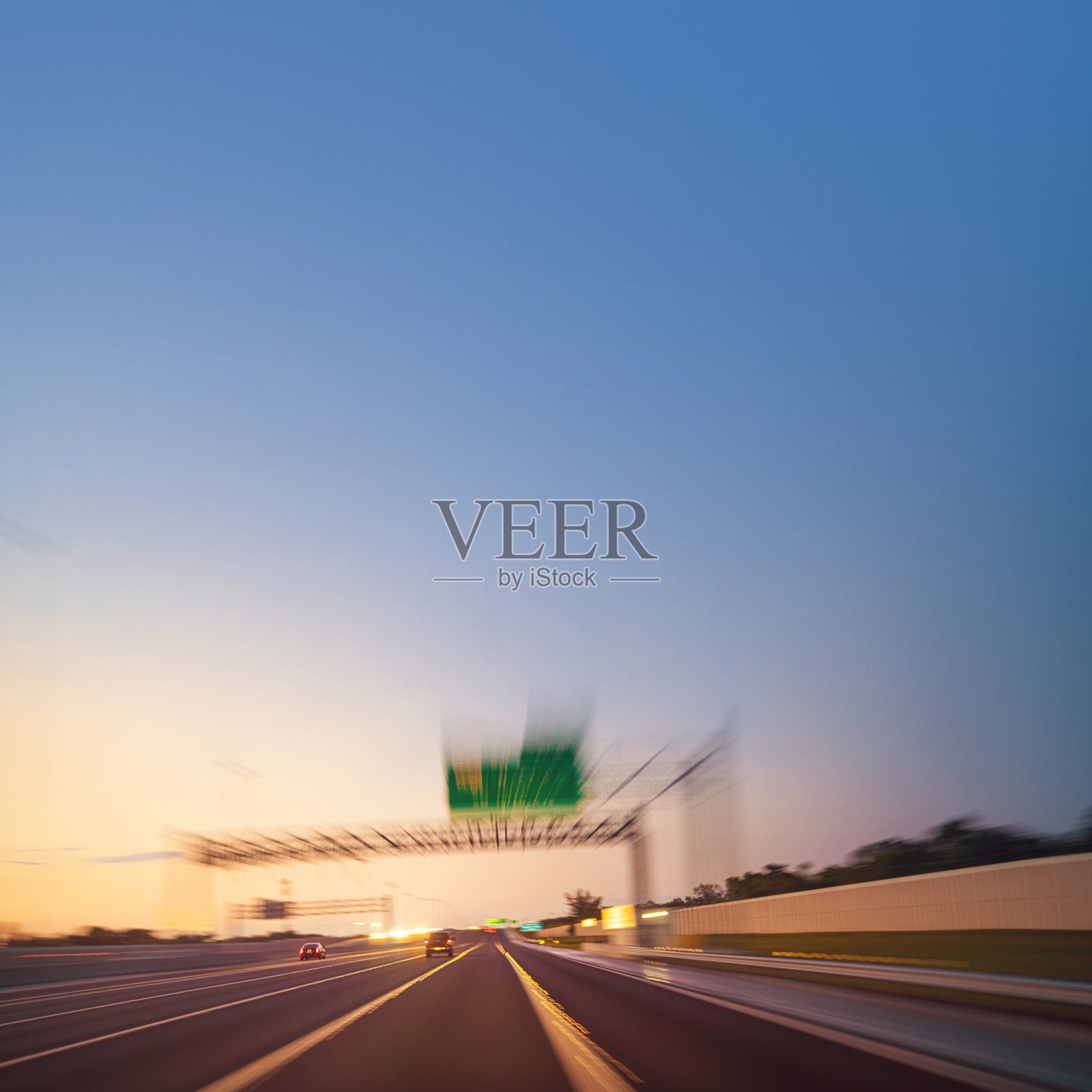 在黄昏的路上超速行驶照片摄影图片