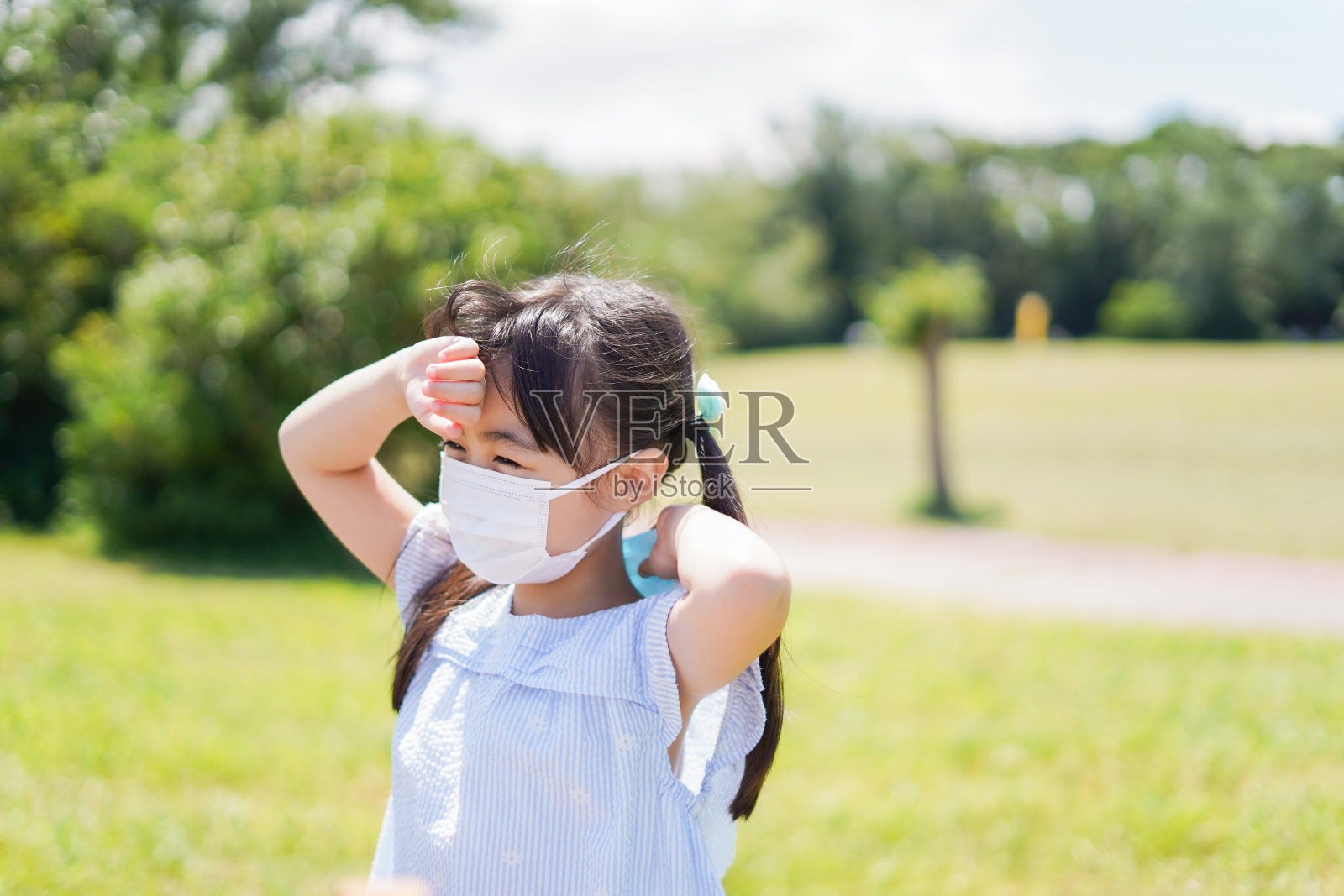 女孩戴着面具保护自己照片摄影图片