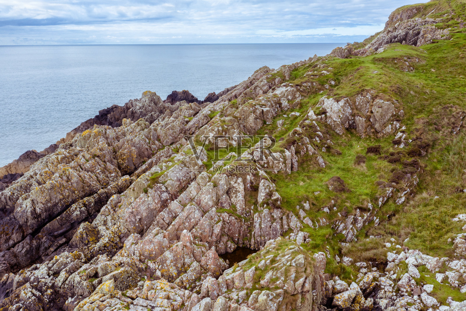苏格兰西南部的邓弗里斯和加洛韦海岸线上的岩石形成的高角度视图。照片摄影图片
