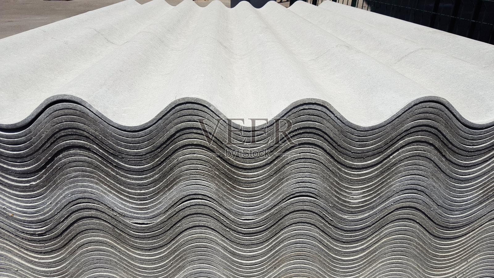 石棉屋顶。石棉水泥波屋面板,波纹板,堆叠出售照片摄影图片