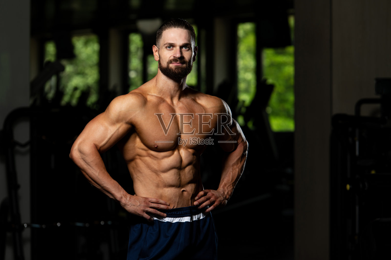 六块腹肌的健康男人照片摄影图片