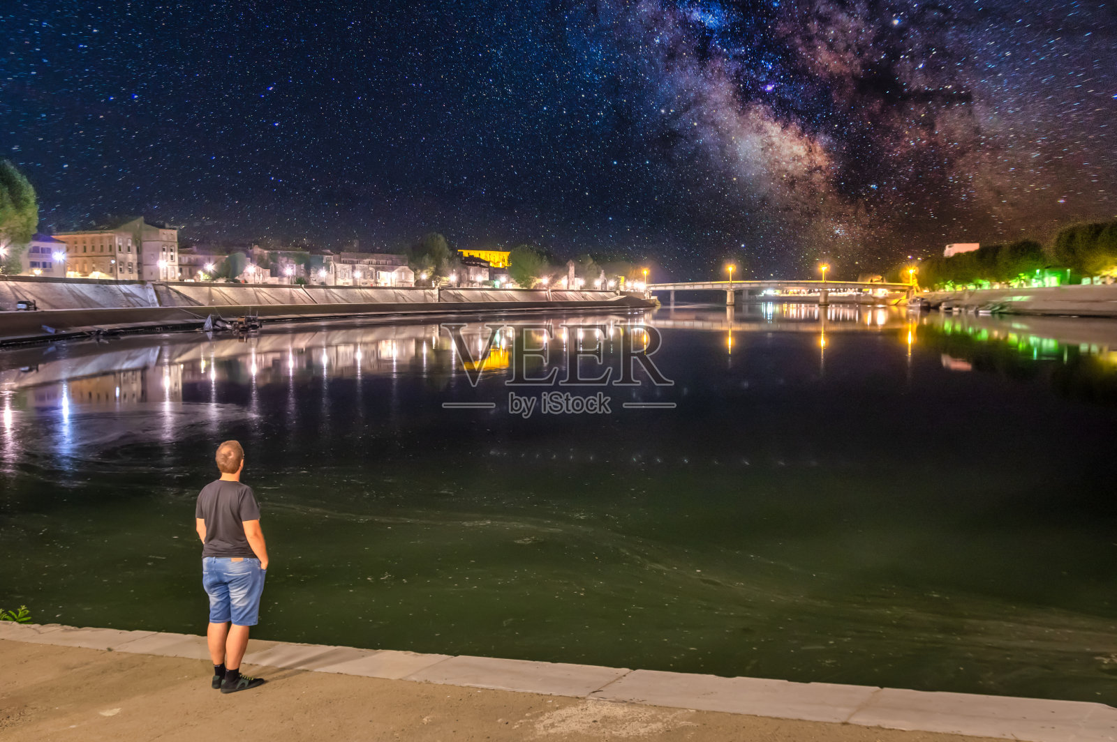 星夜在Rhône星夜在罗纳河,阿尔勒照片摄影图片